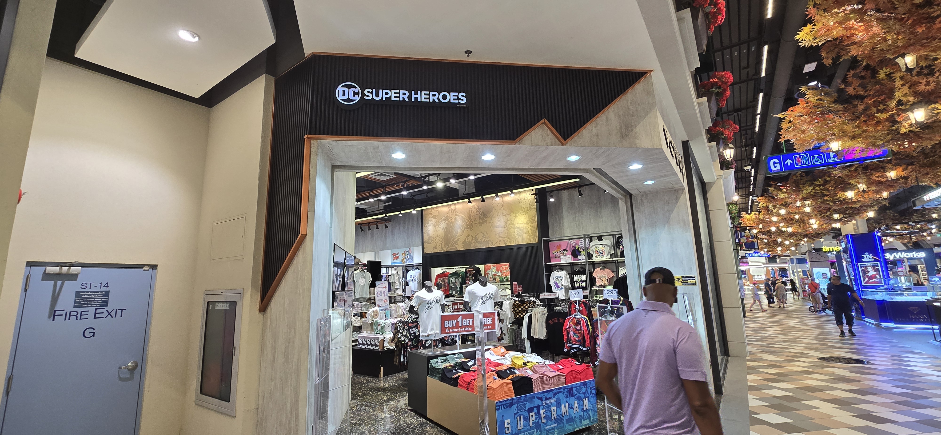 DC SUPER HEROES 매장 전경